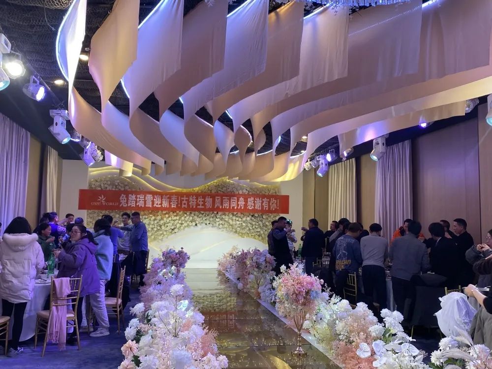 所有員工歡聚一堂，共同舉杯慶祝